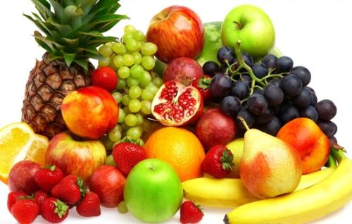 Balanza de control que verifica paquetes de bocadillos de fruta en una línea de producción
