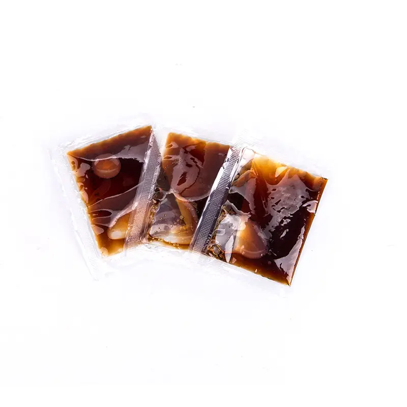 Sobre de salsa de soya con sellado en tres lados, llenado mediante una llenadora de pistón